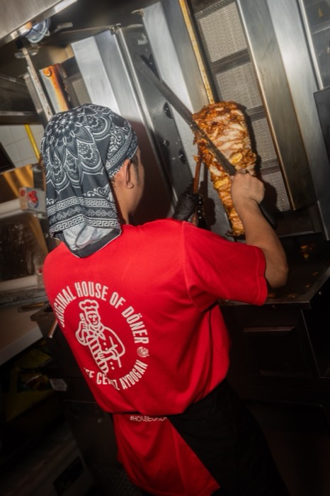 Chef Cengiz Aydogan slicing fresh döner